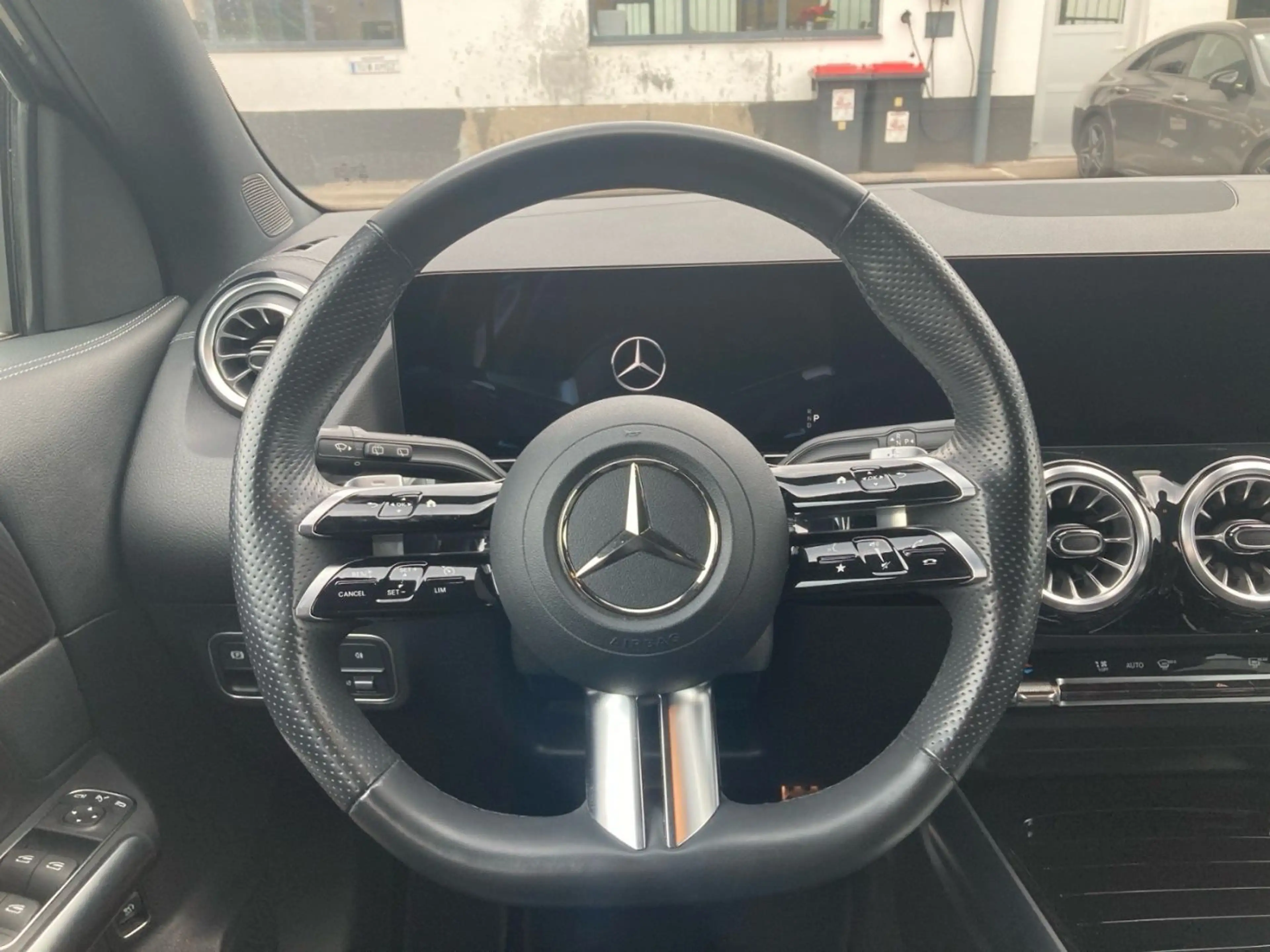 Mercedes-Benz GLA 200 d AMG Line KeyGo PTS Shz Ambi Mbeam eHeck — photo 8