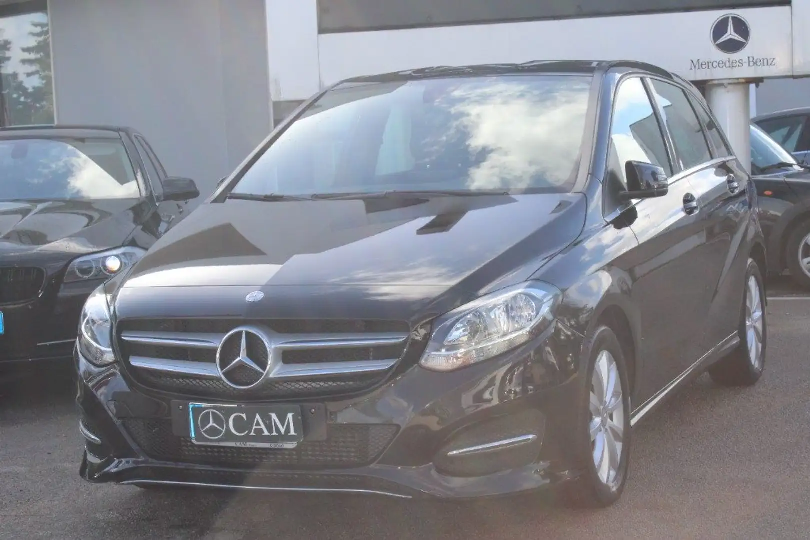 Mercedes-Benz B 180 d Executive crna - 2