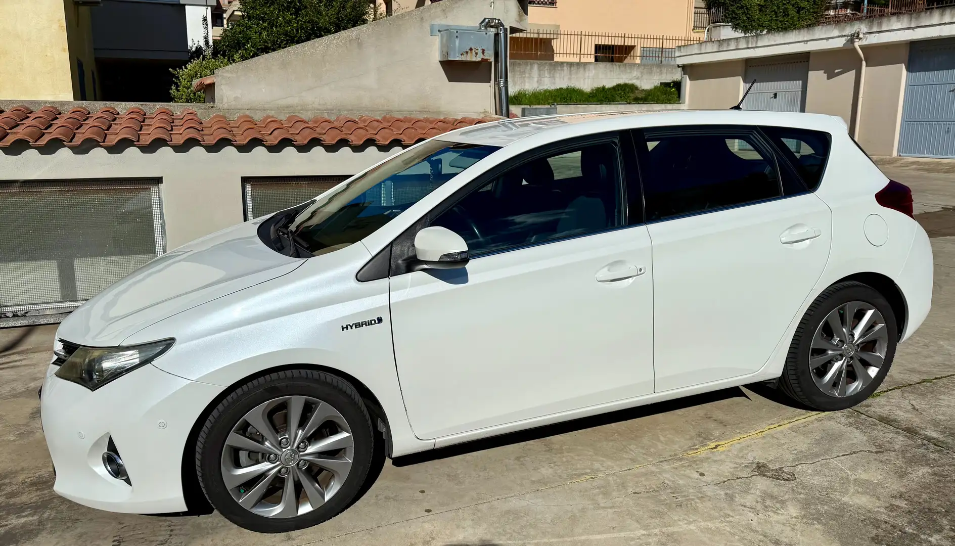 Toyota Auris Hybrid 1.8 2a Serie Lounge - 63200 Km Bianco - 1