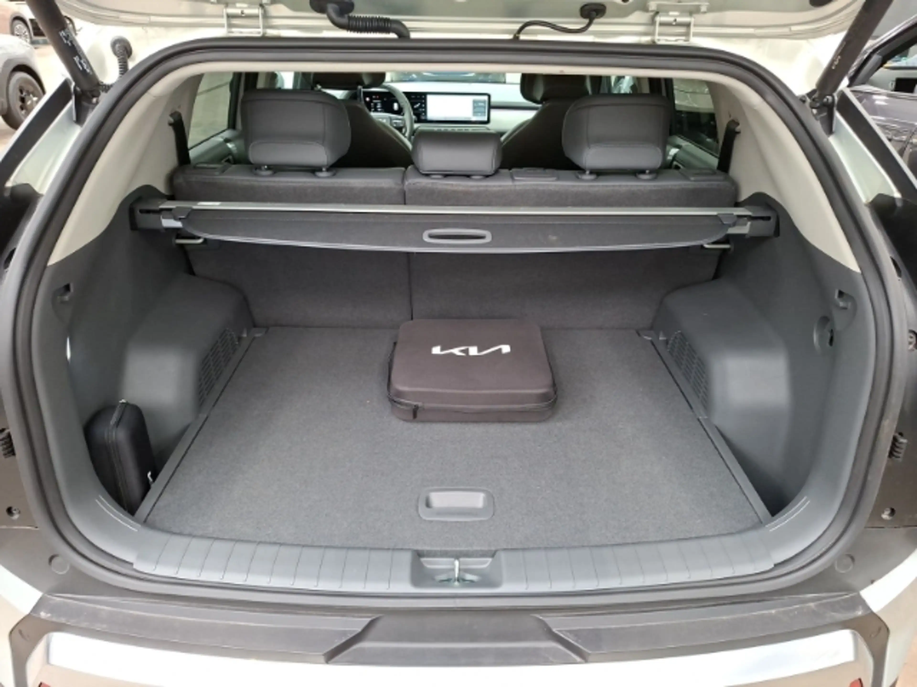 Kia EV3 150 kW Earth NAVI,CARPLAY,SITZHZG,PDC — photo 6