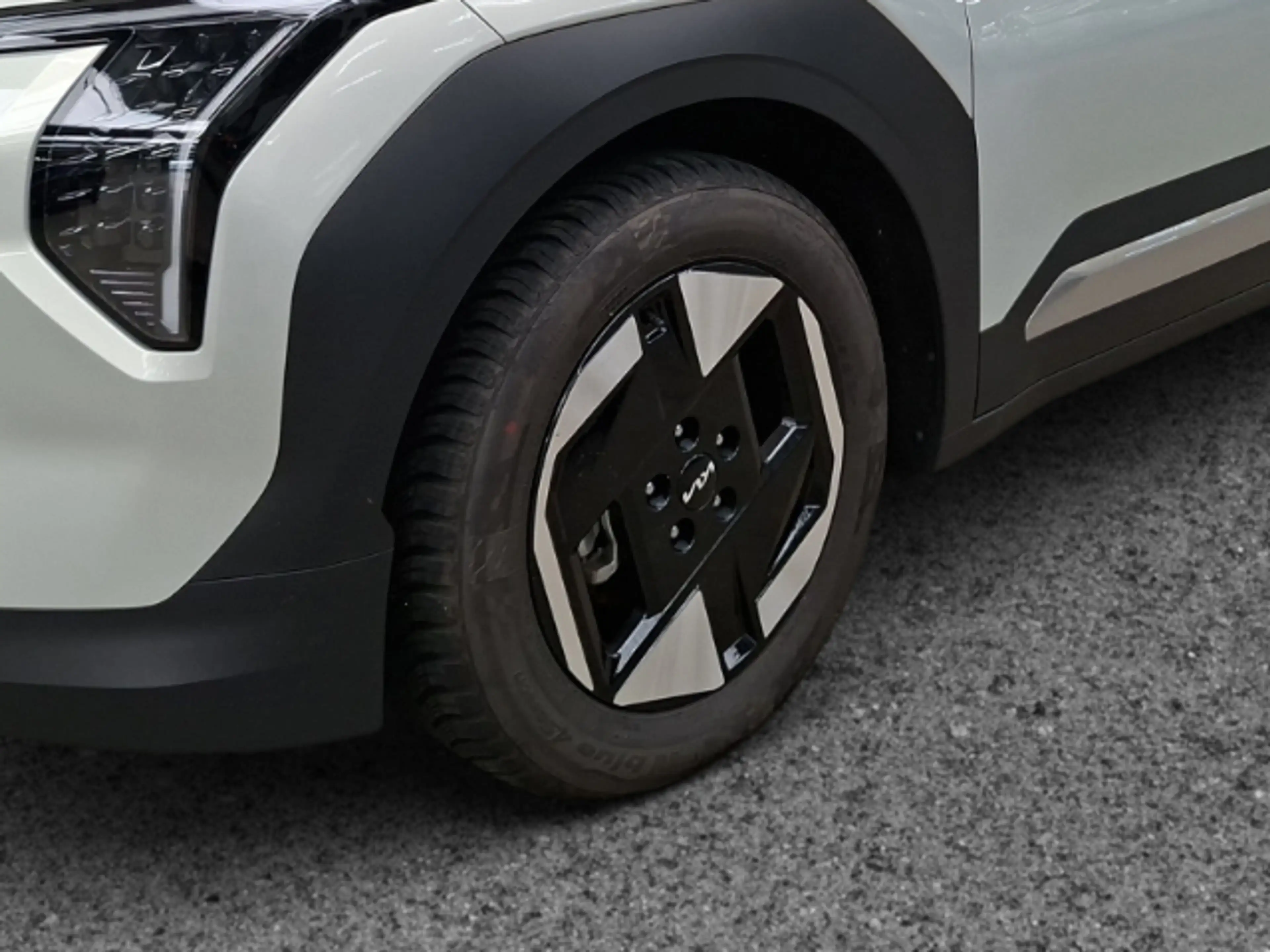 Kia EV3 150 kW Earth NAVI,CARPLAY,SITZHZG,PDC — photo 12