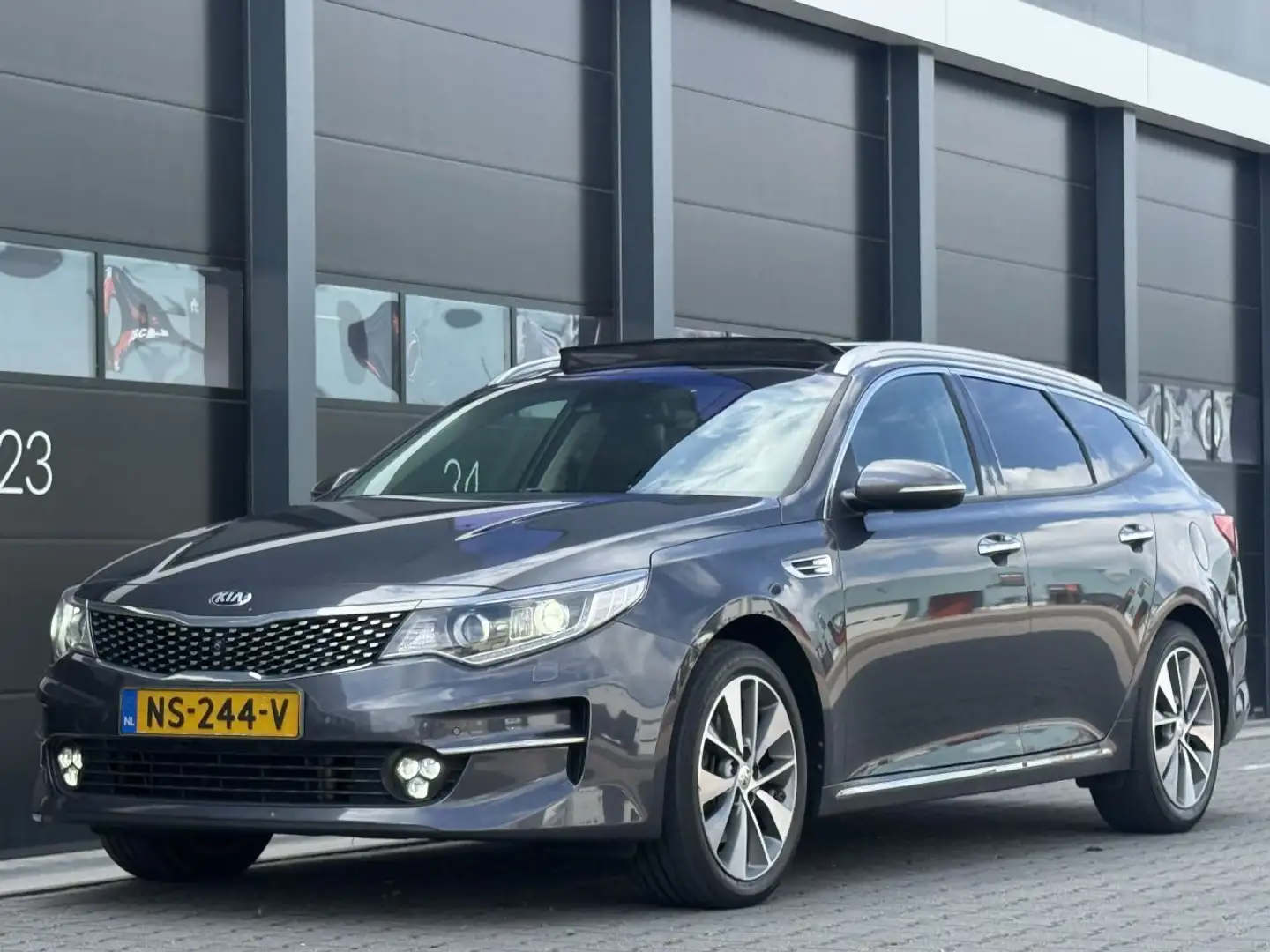 Kia Optima Sportswagon 1.7 CRDI Panorama 360 Camera Leer Grijs - 1