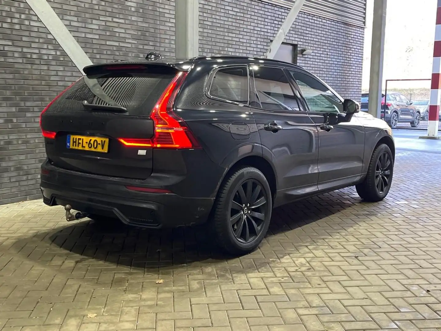 Volvo XC60 T6 Plug-in hybrid R-Design | Long Range | Panorama Schwarz - 2