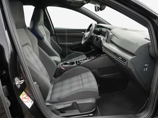 Volkswagen Golf view 4