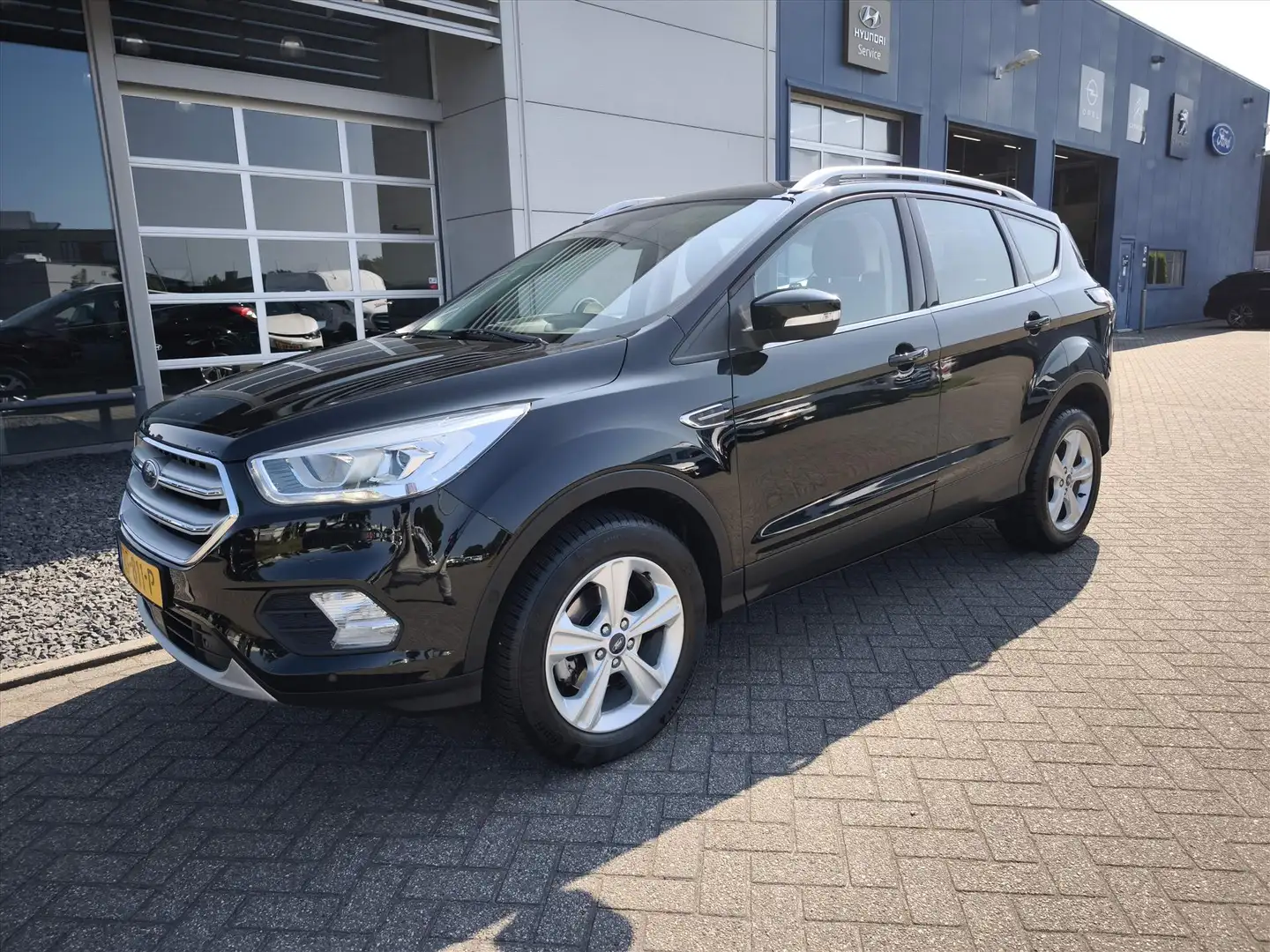 Ford Kuga 1.5 EcoBoost 150pk 2WD Titanium | Trekhaak | Adapt Zwart - 2