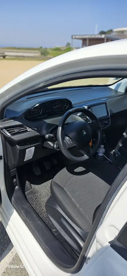 Peugeot 208 208 — photo 3