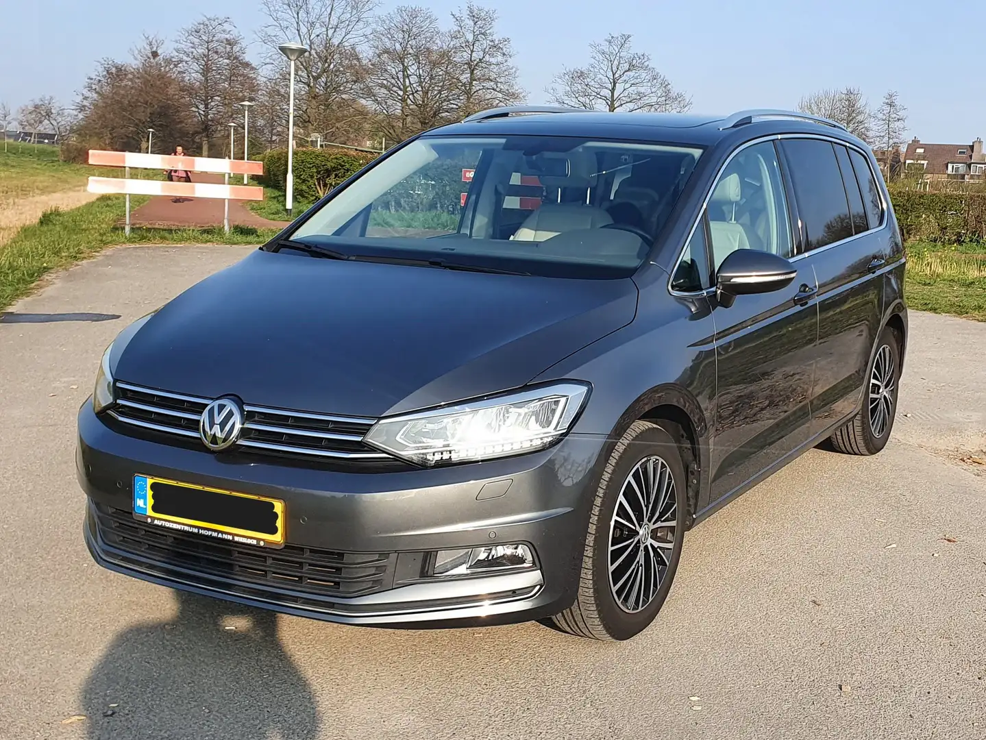 Volkswagen Touran 2.0 TDI SCR Con S 7p Gris - 1