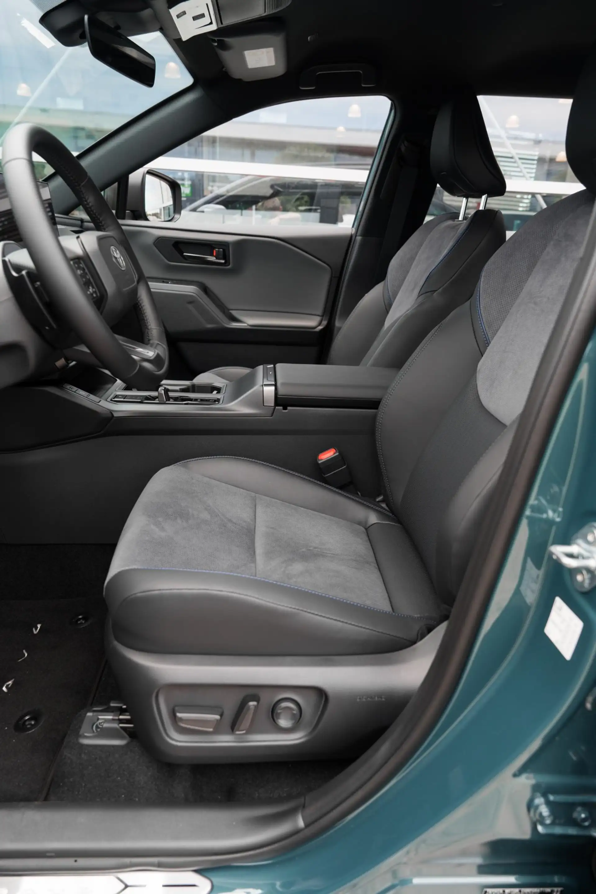 Toyota RAV 4 2.5 Plug-in Hybrid AWD 300 First Edition — photo 12