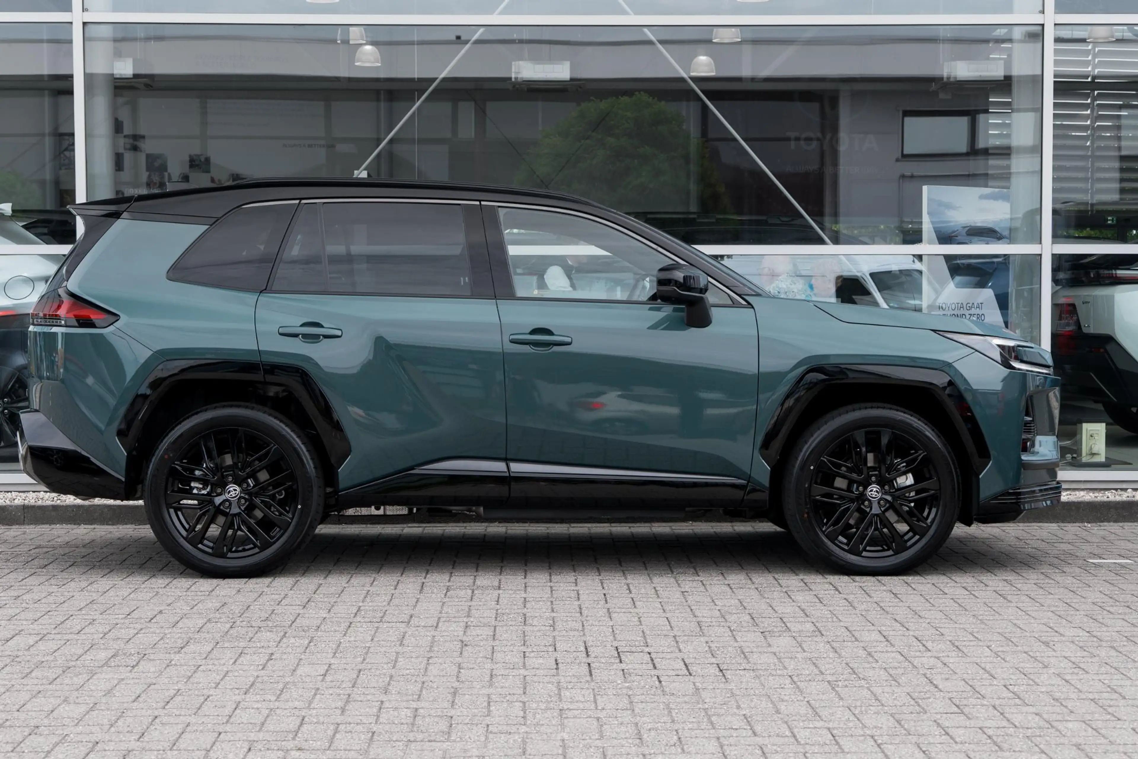 Toyota RAV 4 2.5 Plug-in Hybrid AWD 300 First Edition — photo 3