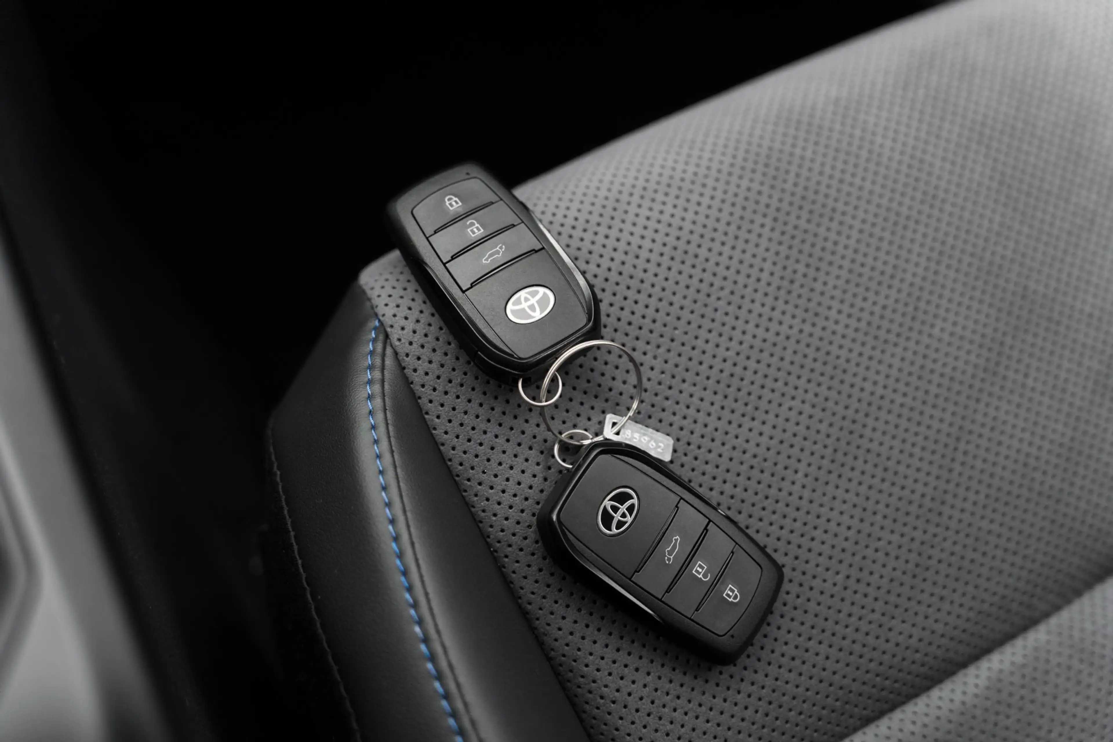 Toyota RAV 4 2.5 Plug-in Hybrid AWD 300 First Edition — photo 30