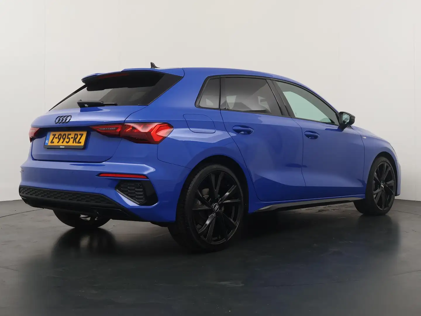 Audi A3 Sportback 35 TFSI S edition | NOGARO Blue | Panora Blauw - 2