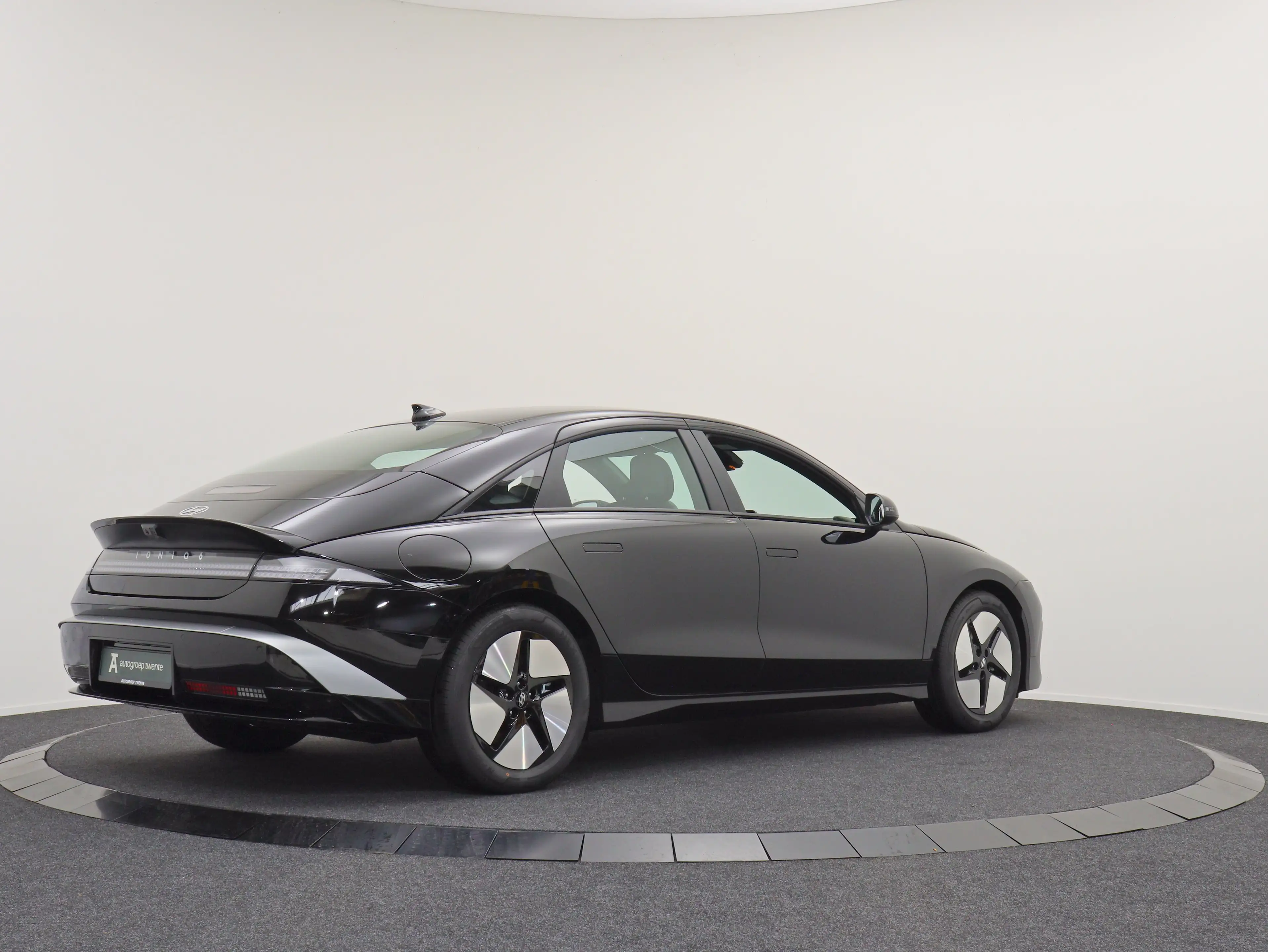 Hyundai IONIQ 6 Electric 63 kWh Pure Edition (Abyss Black Pearl) — photo 2