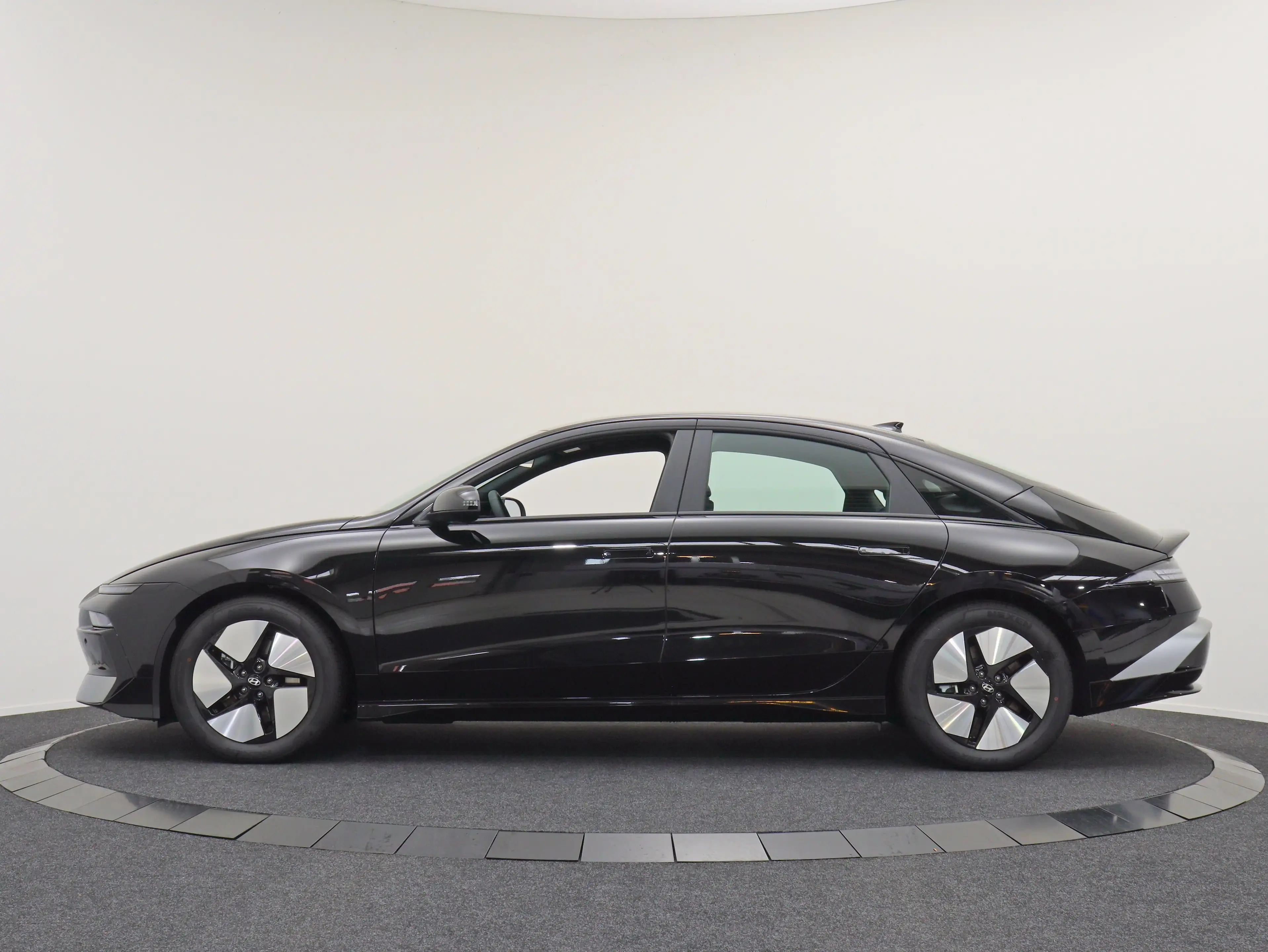 Hyundai IONIQ 6 Electric 63 kWh Pure Edition (Abyss Black Pearl) — photo 6