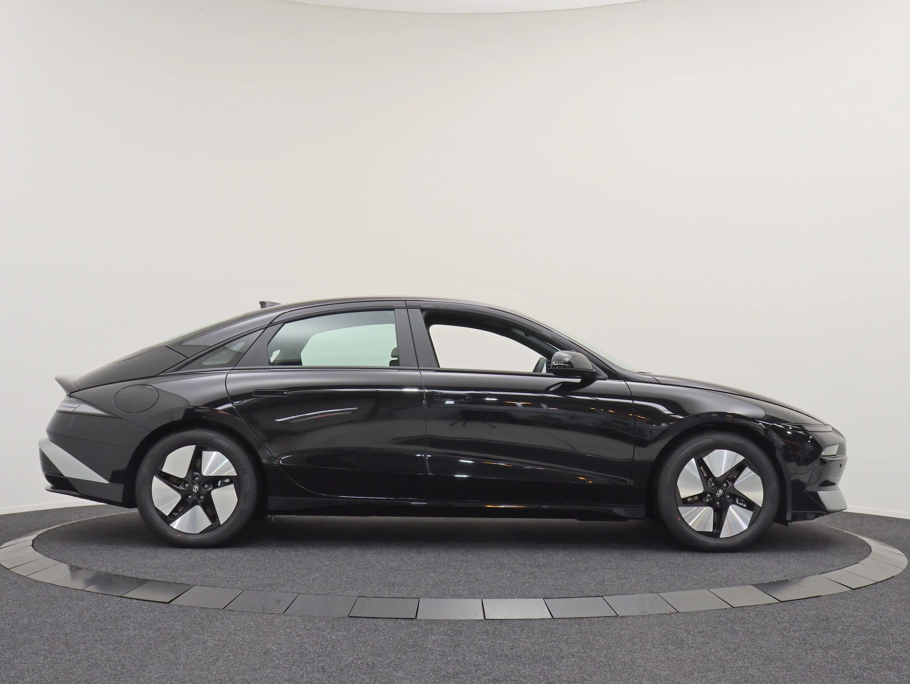 Hyundai IONIQ 6 Electric 63 kWh Pure Edition (Abyss Black Pearl) — photo 10