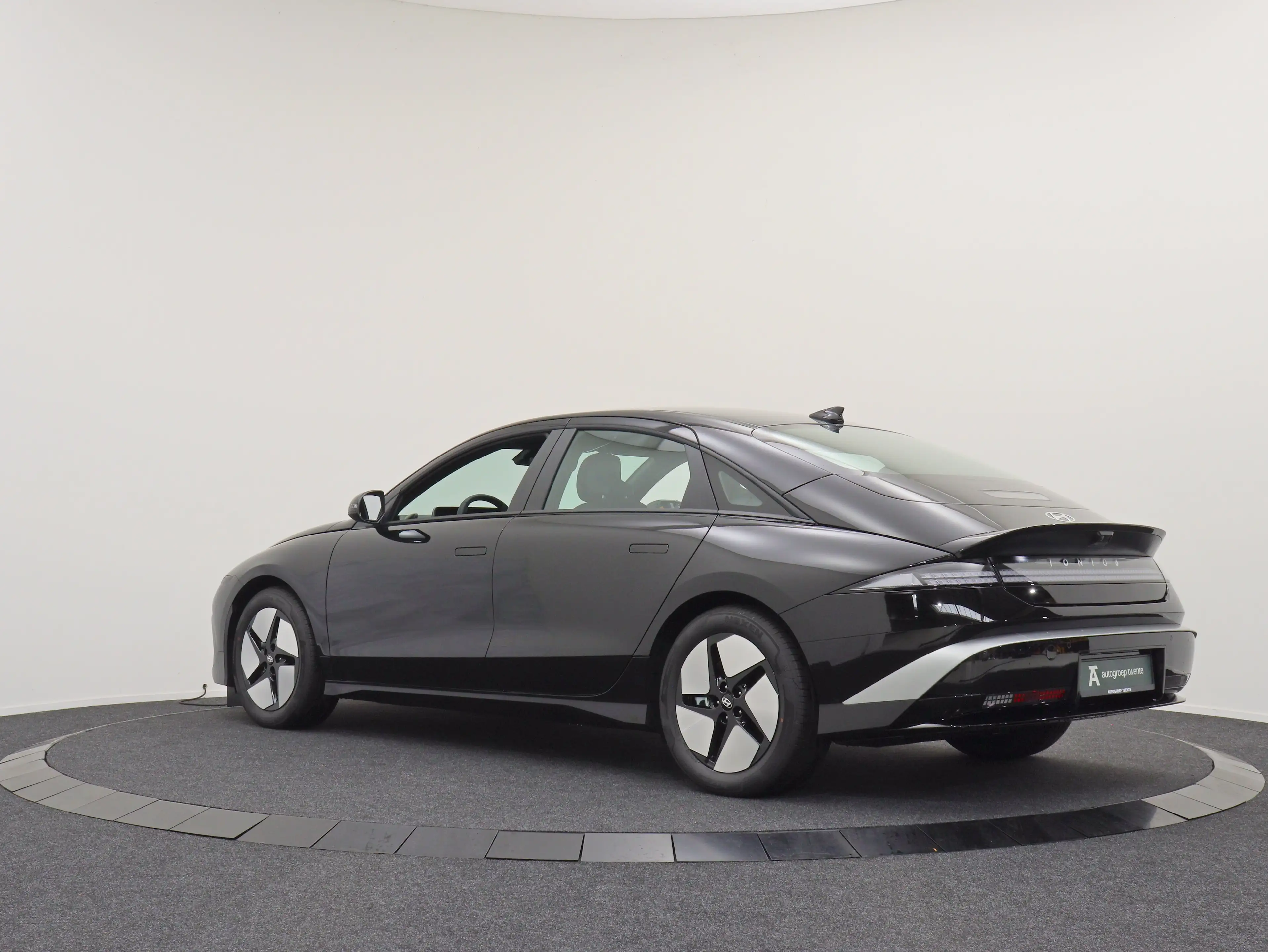 Hyundai IONIQ 6 Electric 63 kWh Pure Edition (Abyss Black Pearl) — photo 8