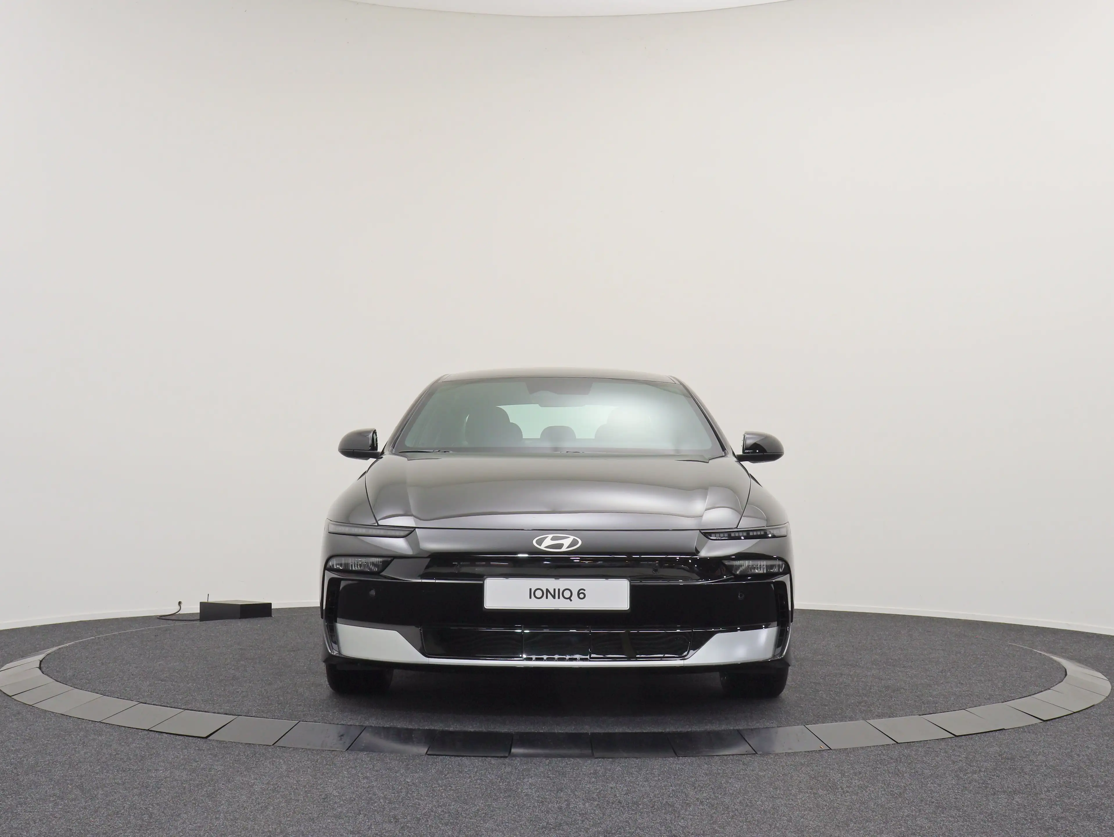 Hyundai IONIQ 6 Electric 63 kWh Pure Edition (Abyss Black Pearl) — photo 12