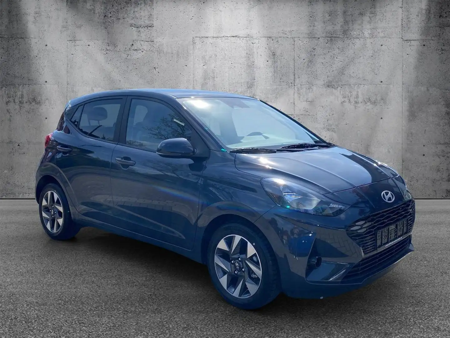 Hyundai i10 Automatik Navi / R.Kamera / Winterp. / Alu Grijs - 2