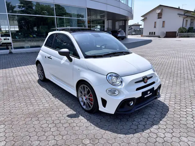 Abarth 695 view 3