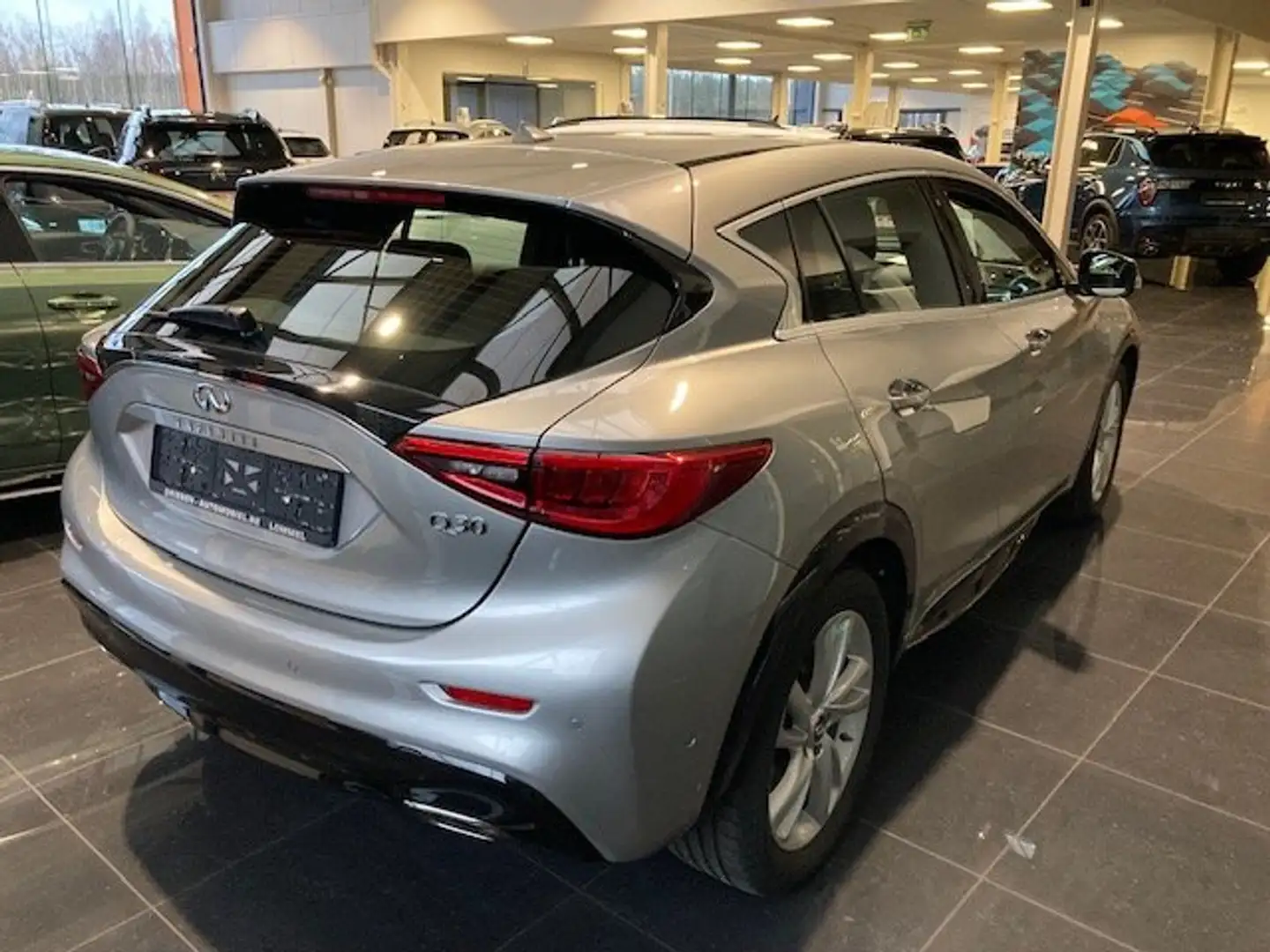 Infiniti Q30 1.6 Turbo Premium/Navigatie/1j gar(1) Zilver - 2