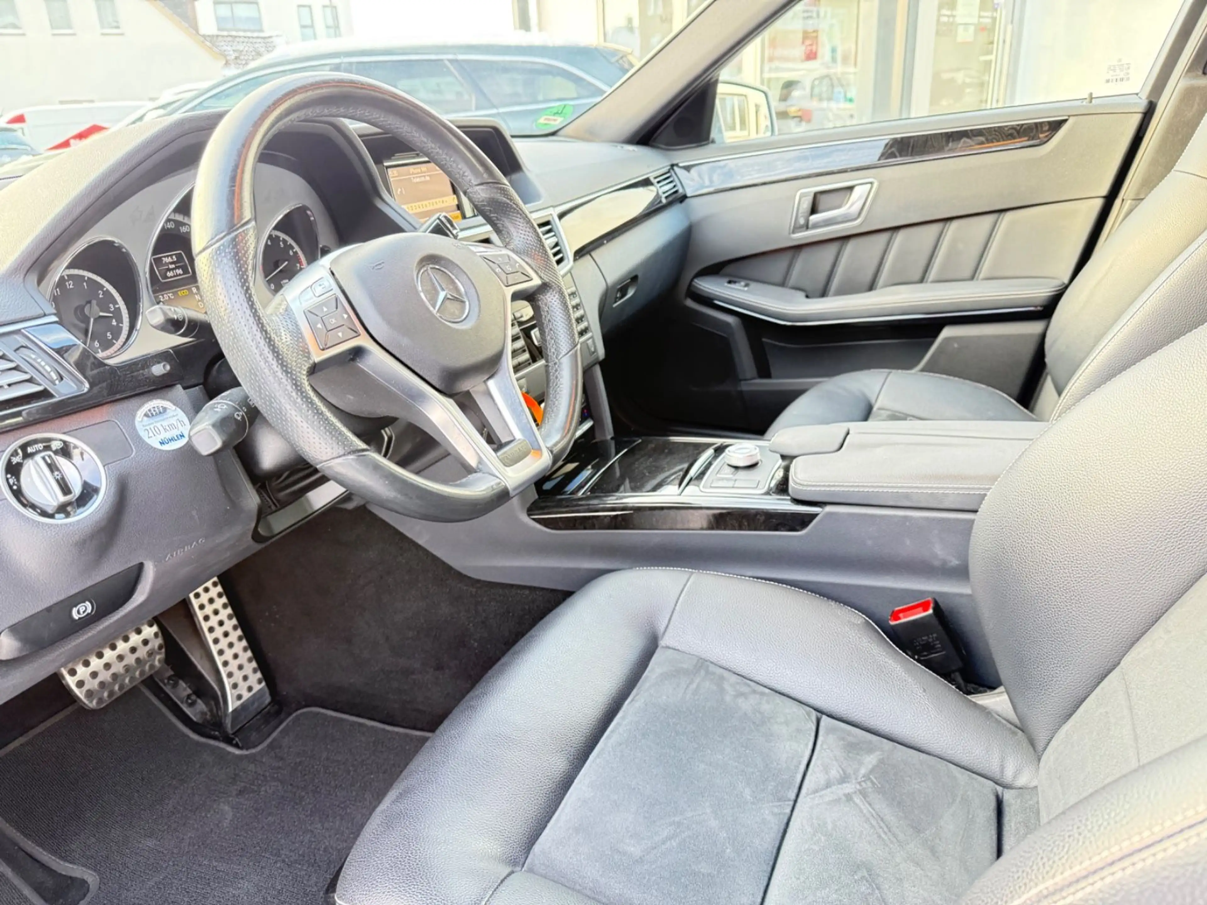 Mercedes-Benz E 200 CGI AMG Sport-Paket  AMG-Line — photo 2