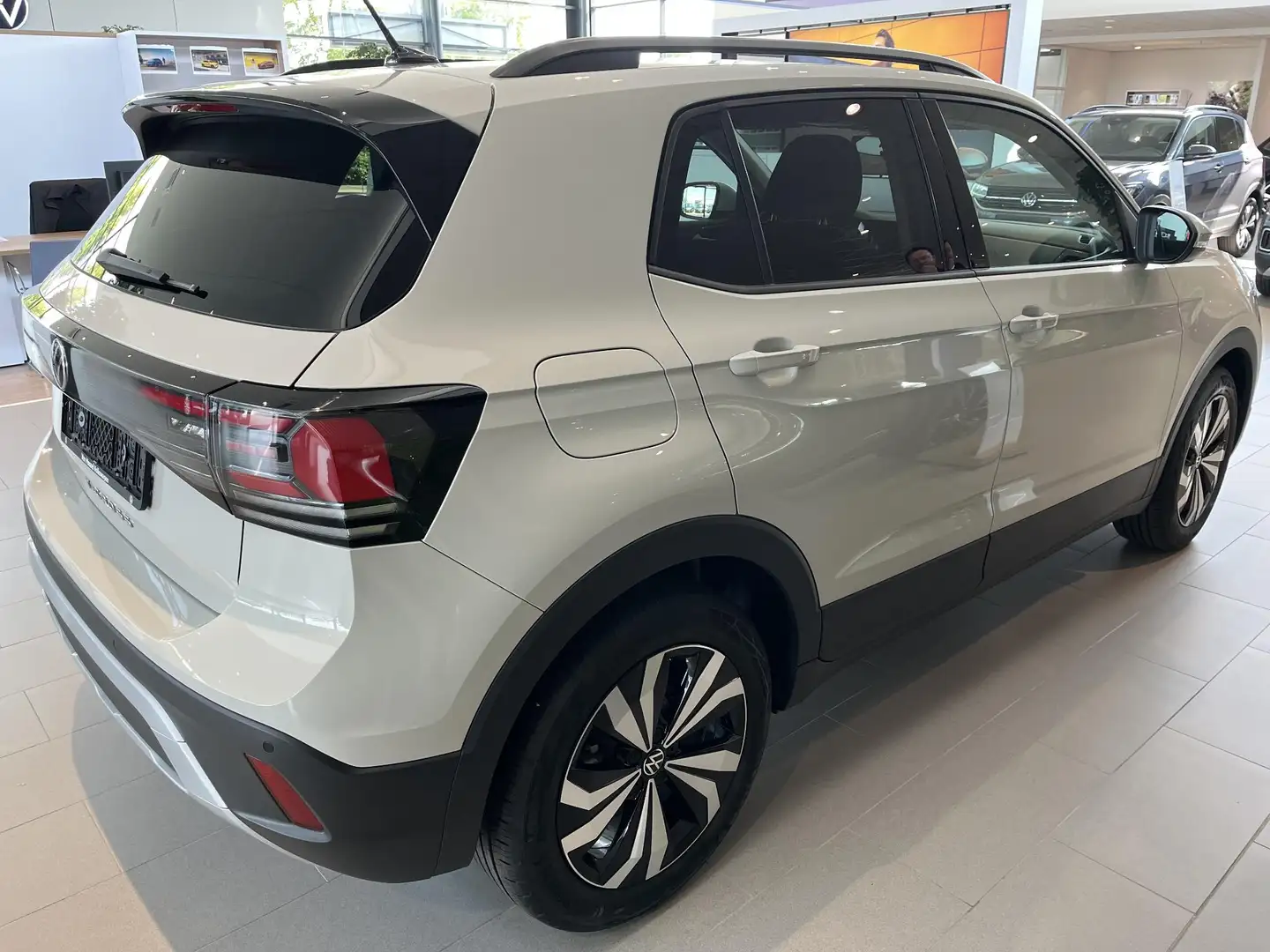Volkswagen T-Cross 1.0 TSI Life Edition 17" LM Velgen | Stoelverwarmi Gris - 2