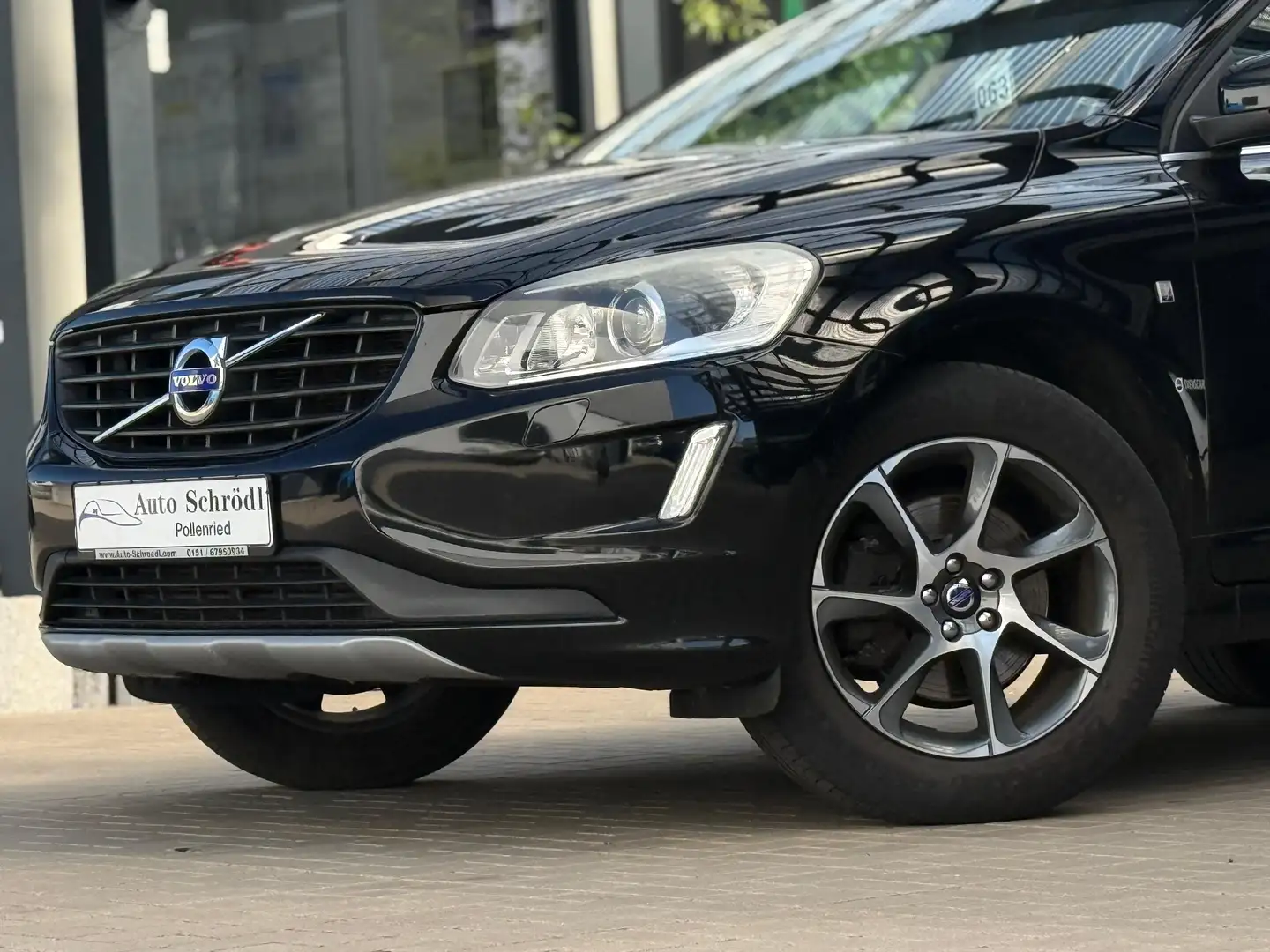 Volvo XC60 D4 Ocean Race, AHK, Dual-Xenon, Nav, Leder,El.Heck Чорний - 2