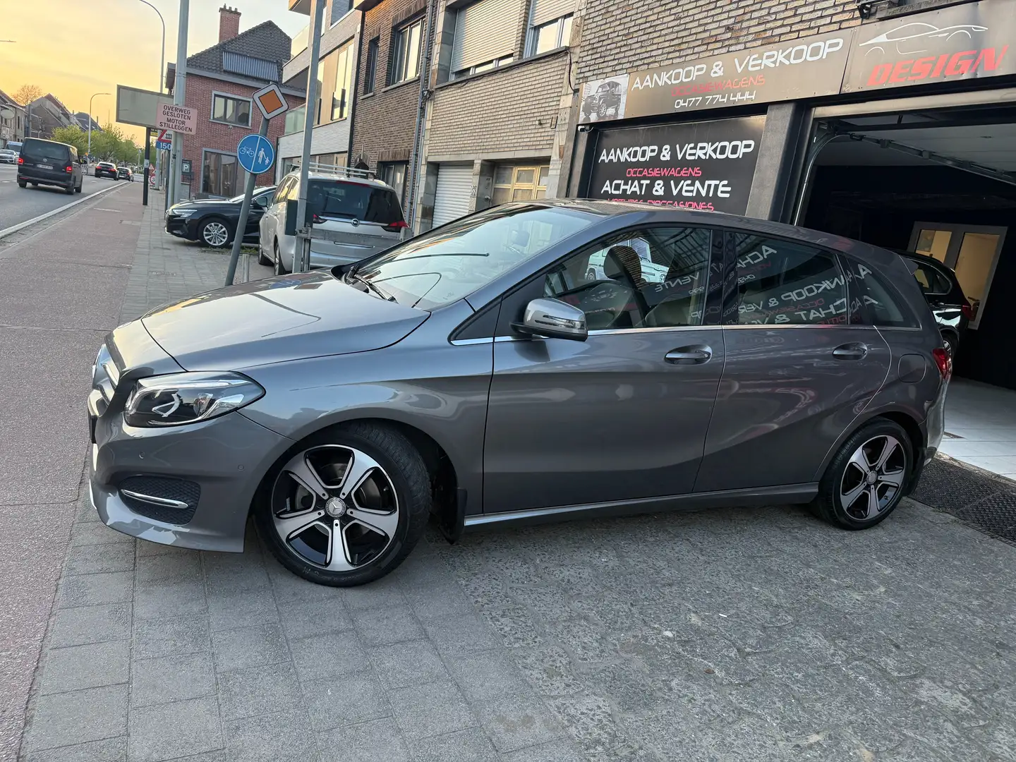 Mercedes-Benz B 180 Essence Navigati Phare Xenon Semi cuir Cruise Clim Gris - 2