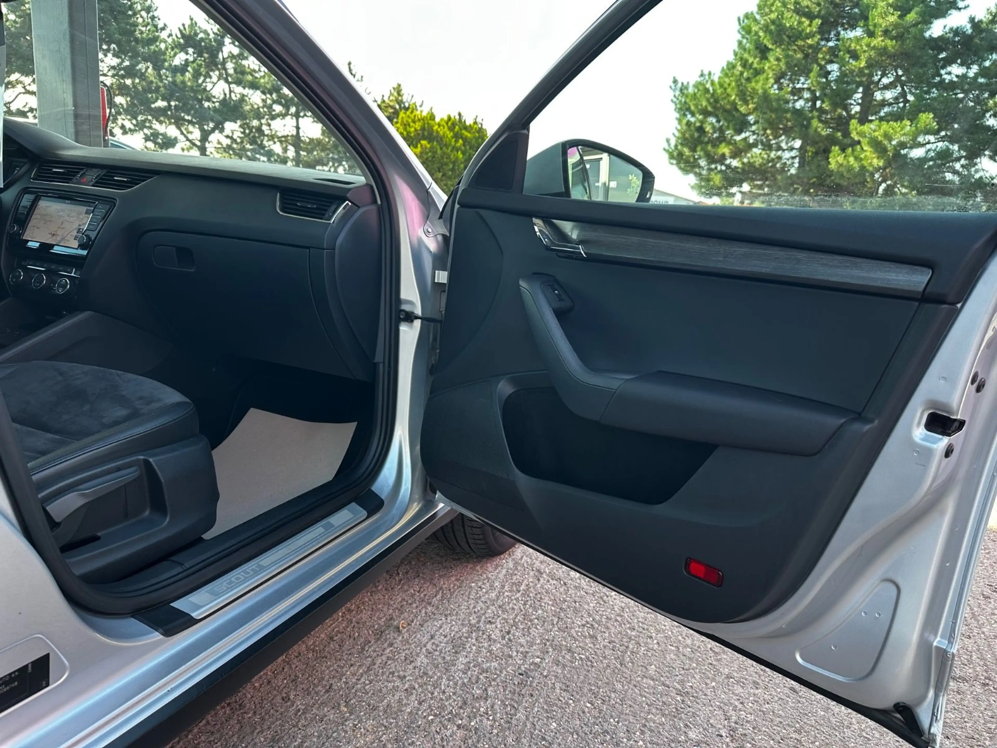 Skoda Octavia Combi Scout 4x4 "ALCANTARA"AHK"NAVI" — photo 26