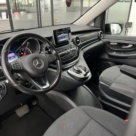 Mercedes-Benz V-Class view 9