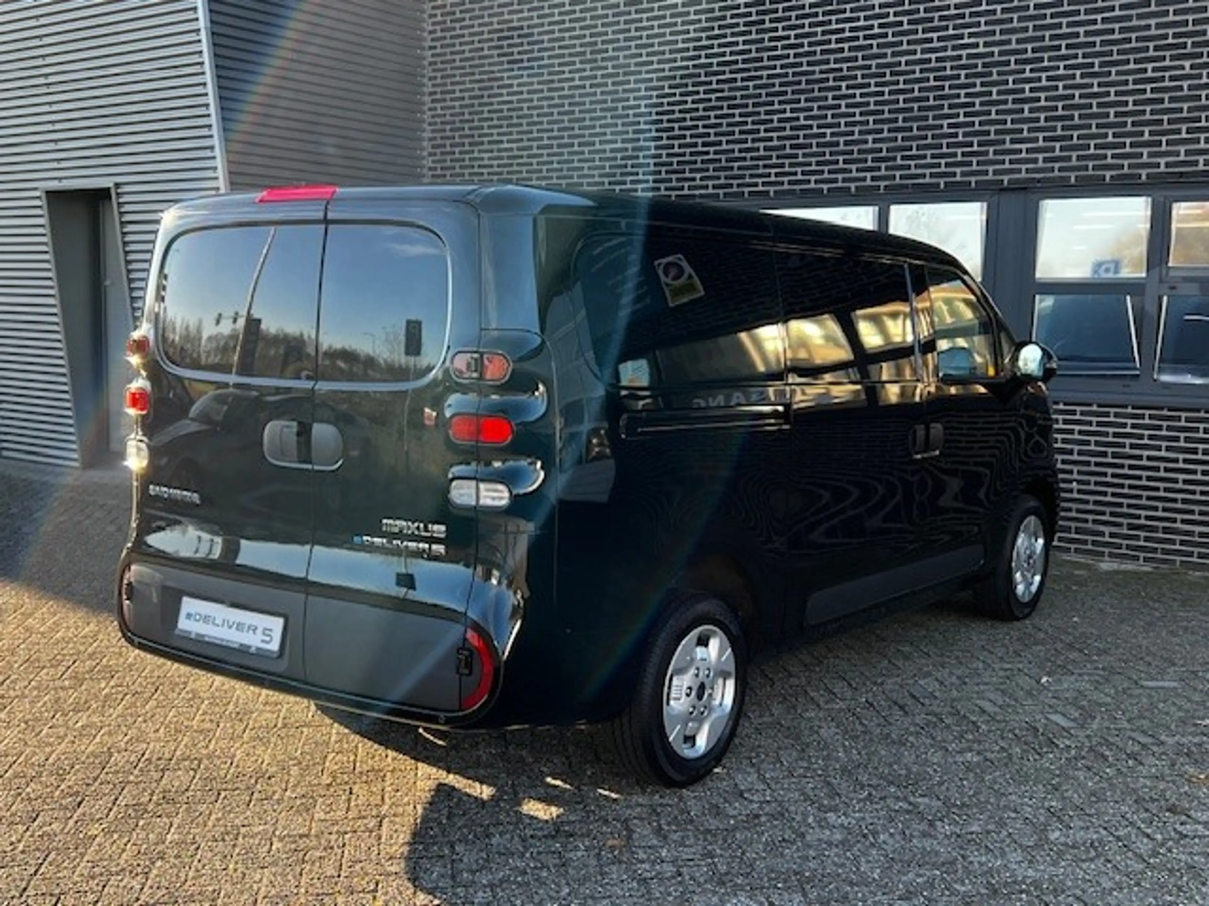 Maxus eDeliver 5 L1 64 kWh | nu te bestellen | Massive Black! — photo 5