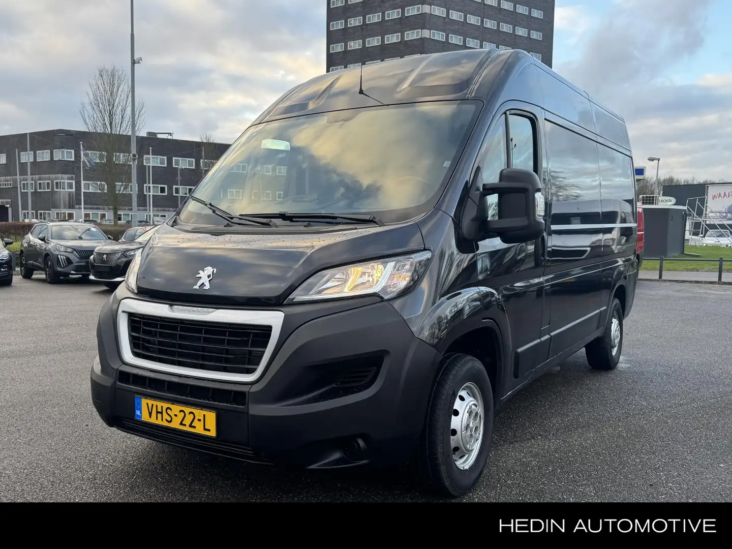 Peugeot Boxer 330 2.2 BlueHDi 120PK L2H2 Premium Navigatie | Air Zwart - 1