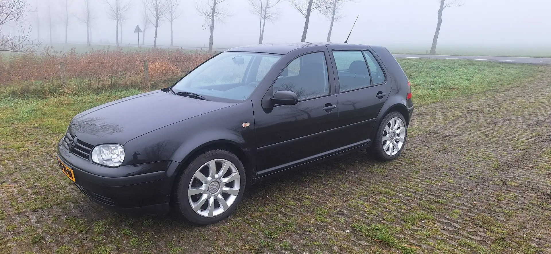 Volkswagen Golf 1.6 Zwart - 1
