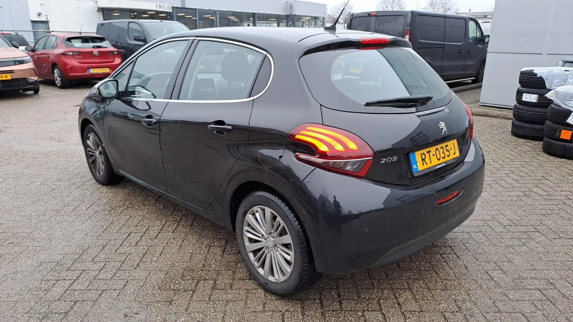 Peugeot 208 1.2 PureTech Allure | Parkeersensoren | Camera | C Zwart - 2