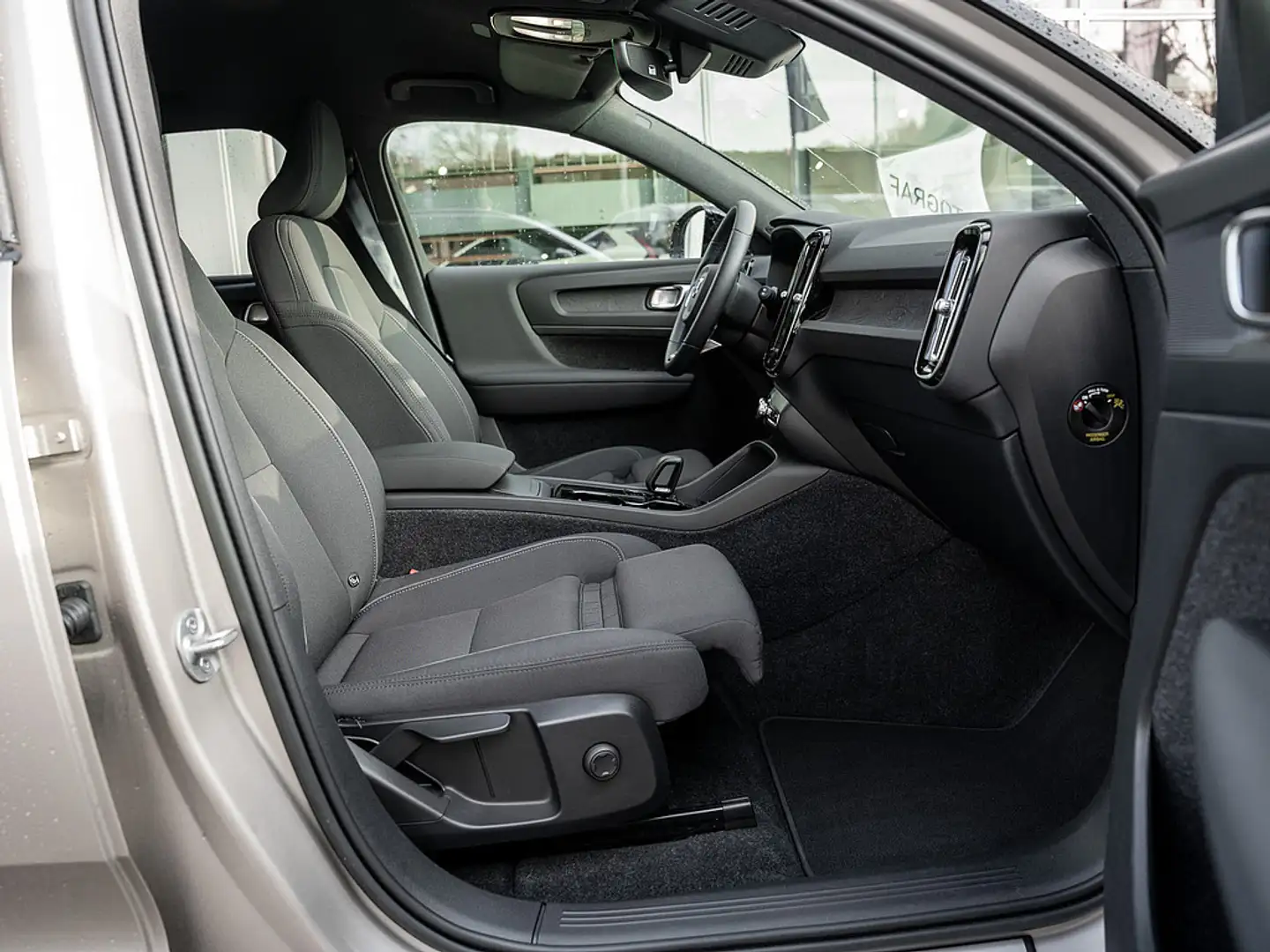 Volvo XC40 Recharge Core Beige - 2