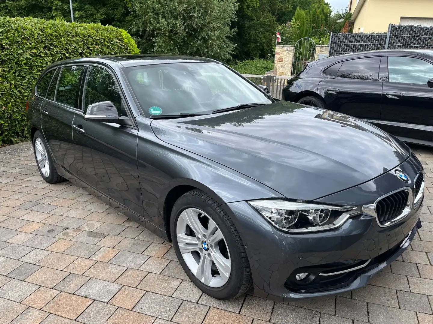 BMW 320 d SP Line Pano A.LED Navi HUD Fern Kam Grijs - 1