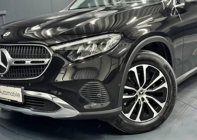 Mercedes-Benz 220 view 2