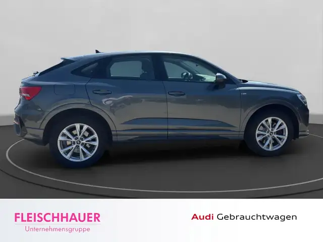 Audi Q3 view 8