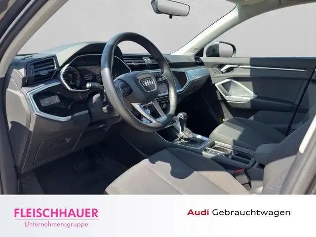 Audi Q3 view 10