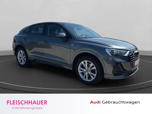 Audi Q3 view 9