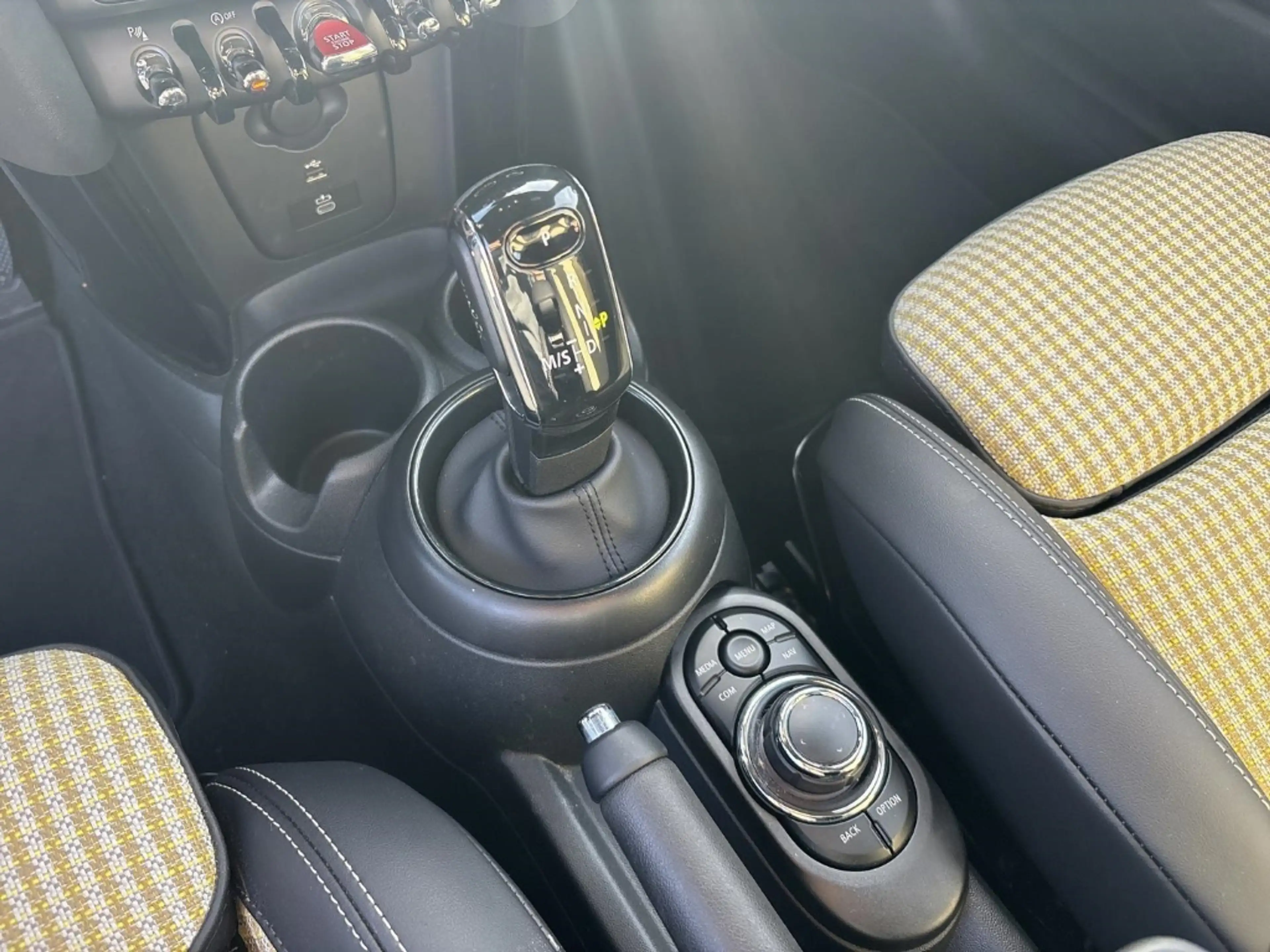 MINI Cooper S Aut. Resolute LED Navi DDC Kamera SHZ — photo 13
