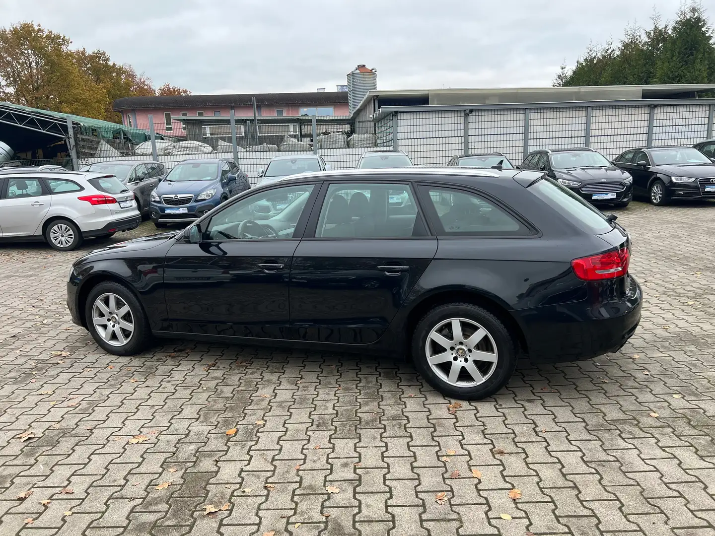 Audi A4 2.0 TDI Attraction Automatik *NAV Schwarz - 2