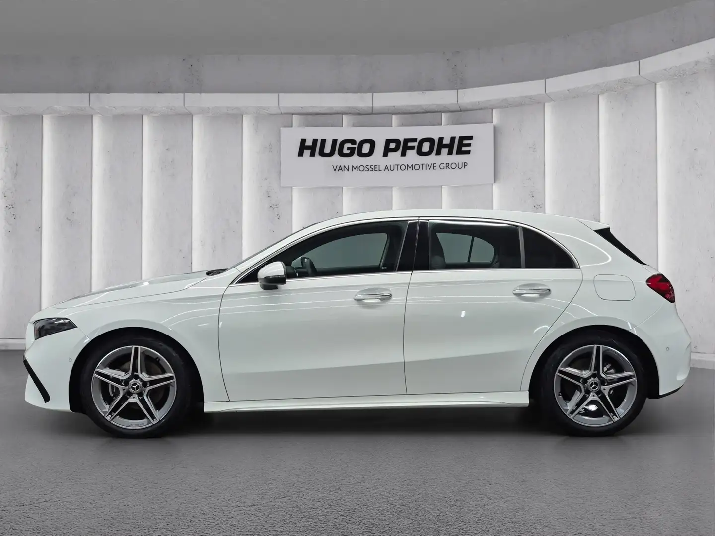 Mercedes-Benz A 200 AMG Line Weiß - 2