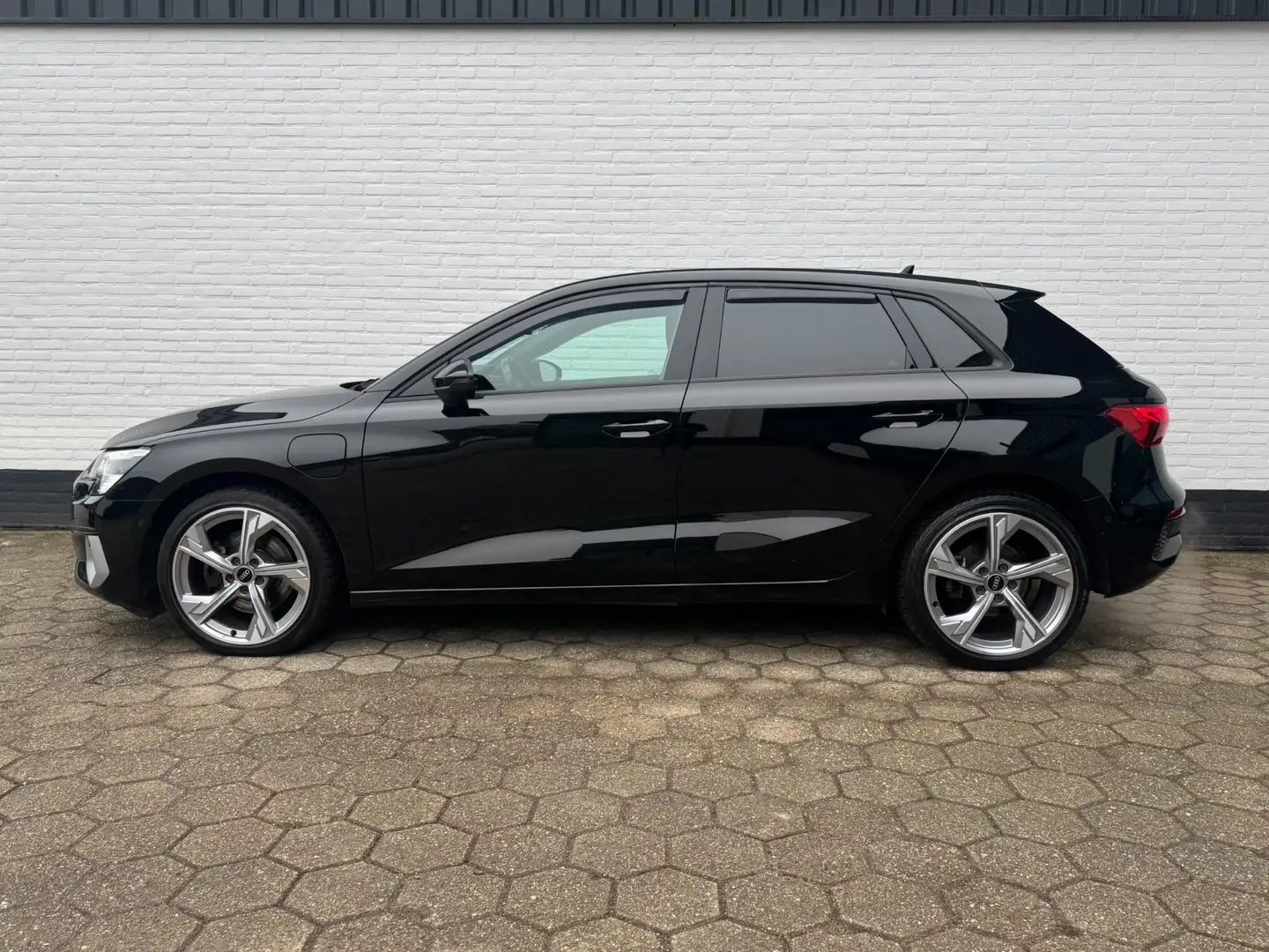 Audi A3 Sportback 40 TFSIe S-Line l ACC l TREKHAAK l MATRI Zwart - 2