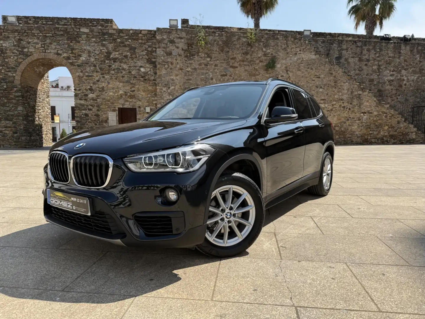 BMW X1 sDrive 18dA Schwarz - 1