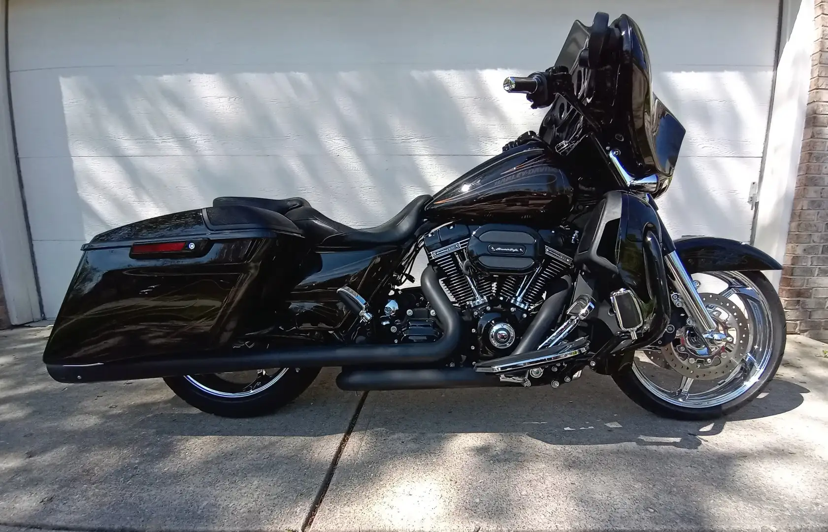 Harley-Davidson Street Glide CVO Noir - 1
