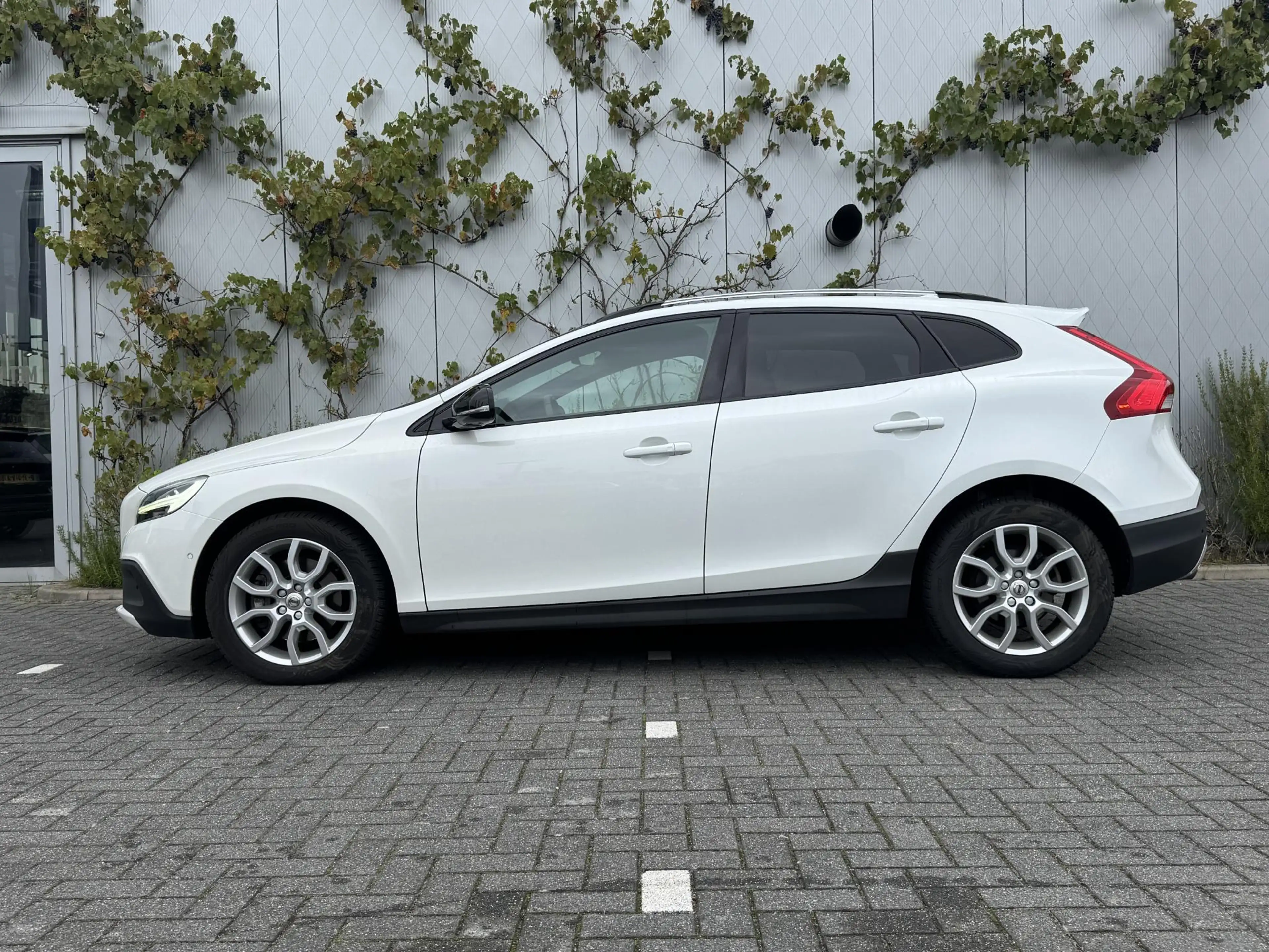 Volvo V40 Cross Country 1.5 T3 Polar+ Luxury | Panoramadak | Harman Kardon — photo 2
