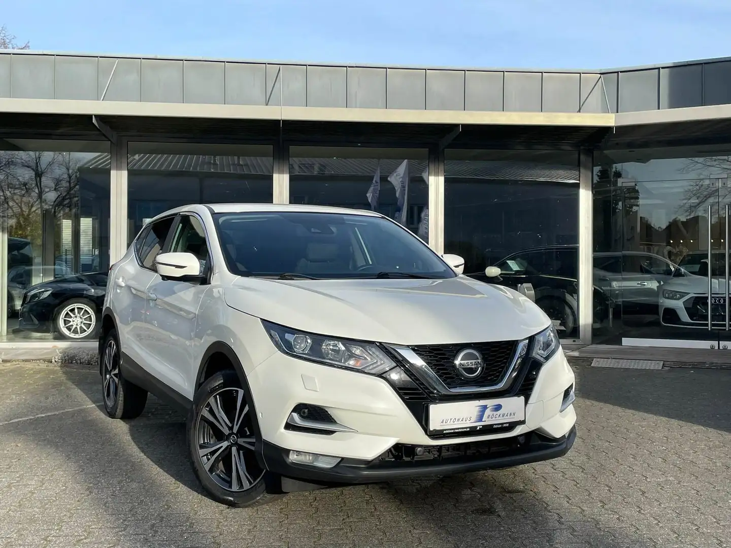 Nissan Qashqai DCI Aut. N-Connecta AHK Navi Kamera App Weiß - 1