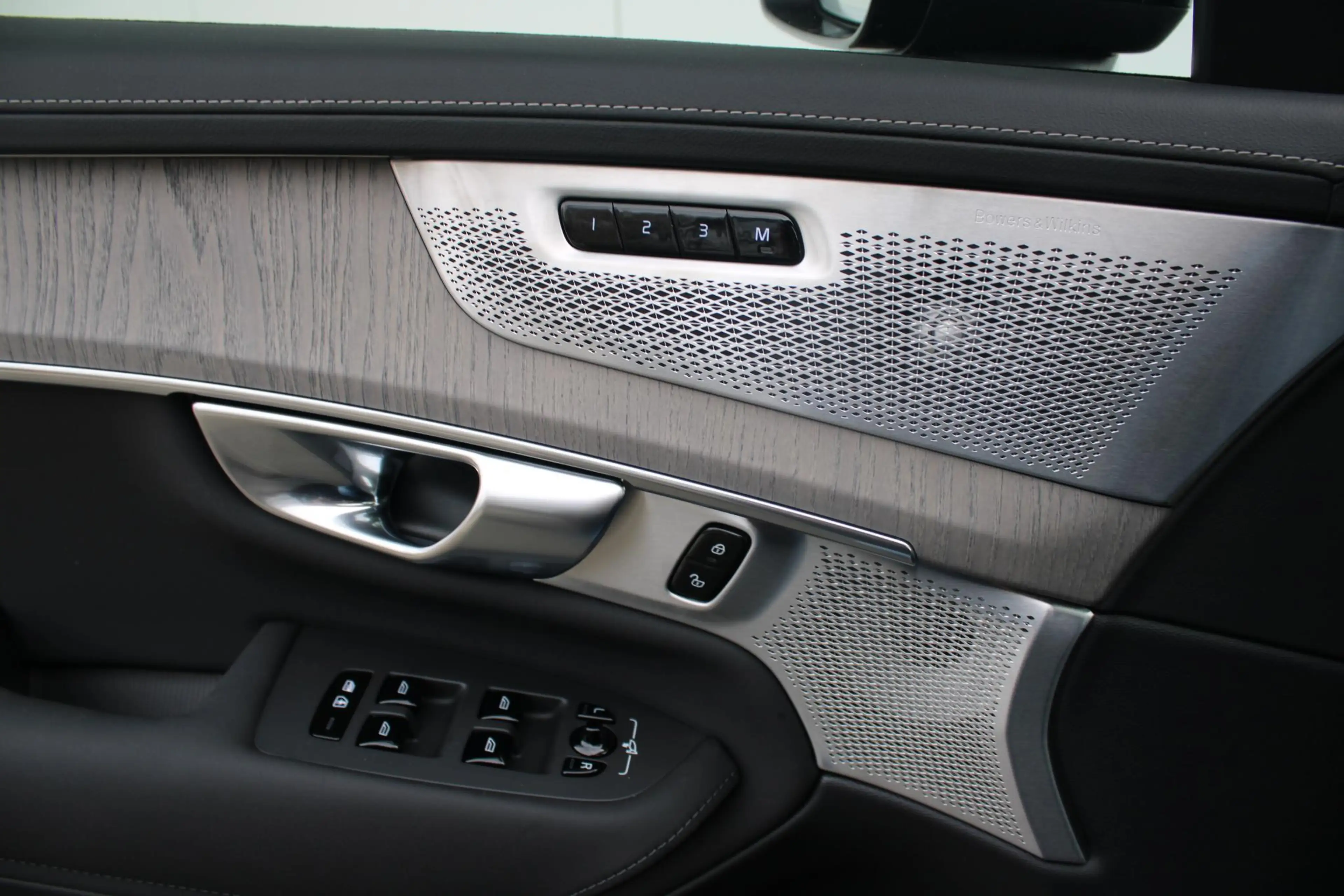 Volvo XC90 T8 Plug-in hybrid AWD Ultra Dark Exec. Ed. | DEMO — photo 3
