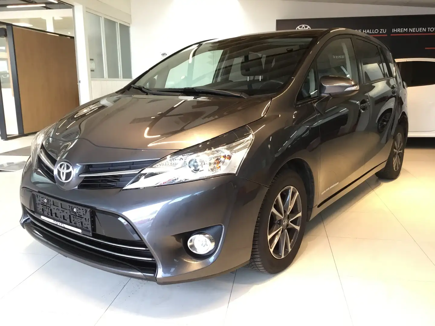 Toyota Verso 2,0 D-4D 125 Design Grau - 1