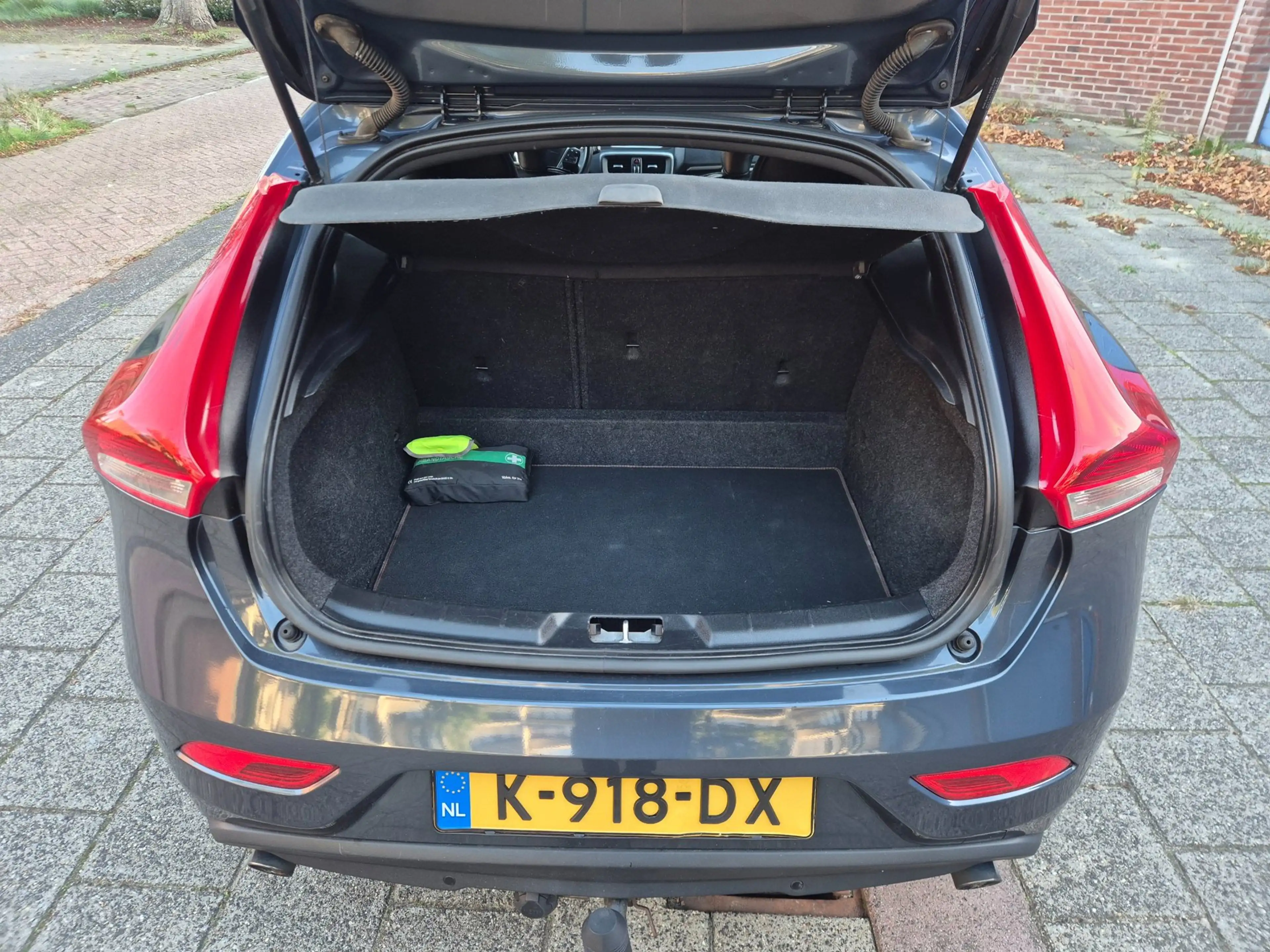 Volvo V40 2.0 D3 Inscription — photo 14